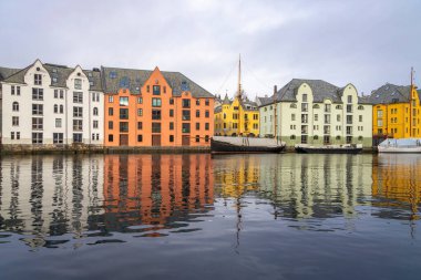 Norveç Denizi 'nde Alesund' da sanat yeniliğinde renkli eski evler