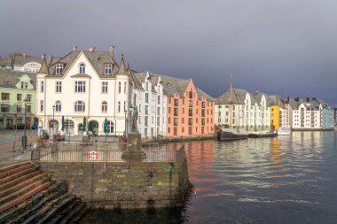 Norveç Denizi 'nde Alesund' da sanat yeniliğinde renkli eski evler