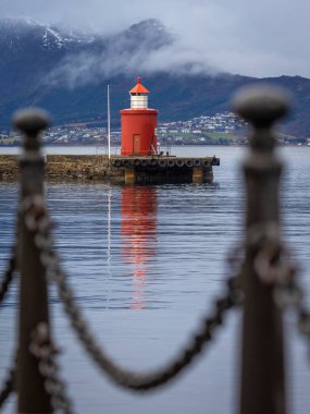 Norveç Denizi 'ndeki Alesund Limanı' ndaki Kızıl Deniz Feneri