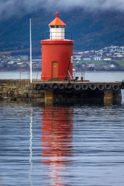 Norveç Denizi 'ndeki Alesund Limanı' ndaki Kızıl Deniz Feneri
