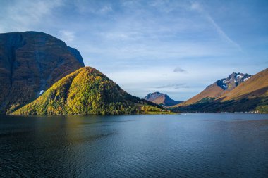 Hjrundfjorden ve Noringfjorden 'deki manzara, Norveç
