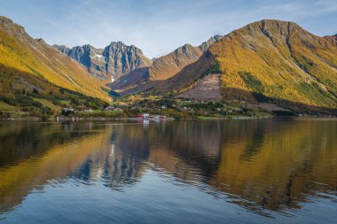 Hjrundfjorden ve Noringfjorden 'deki manzara, Norveç