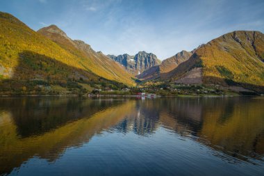 Hjrundfjorden ve Noringfjorden 'deki manzara, Norveç