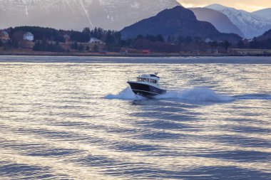 Kuzey kasabasında denizde yüzen bir tekne. 