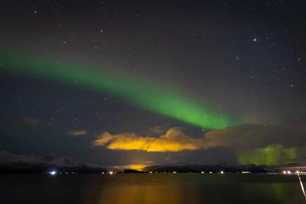 노르웨이 북부의 로프에서 나오는 북극광 — 스톡 사진