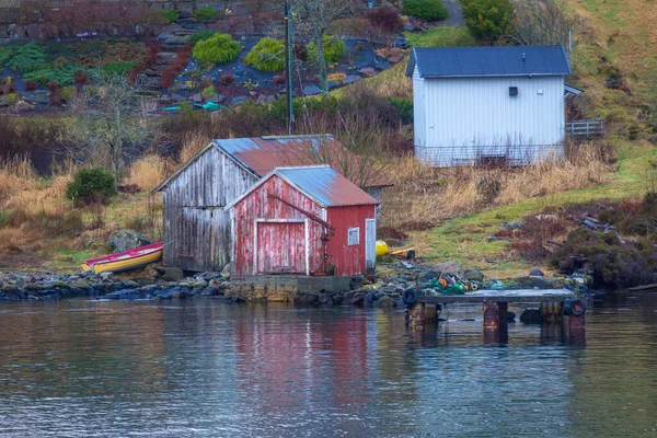 ノルウェー海の島Vattoyaに木造住宅 — ストック写真