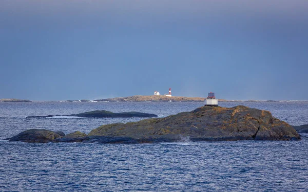 Mała Latarnia Morska Skałach Niedaleko Torviku Nad Morzem Norweskim — Zdjęcie stockowe