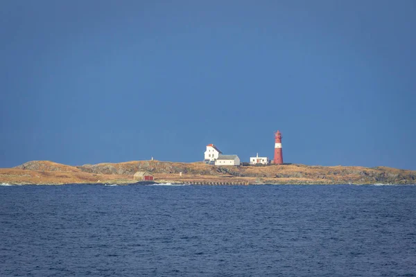 Farol Pequeno Rochas Perto Torvik Mar Norueguês — Fotografia de Stock
