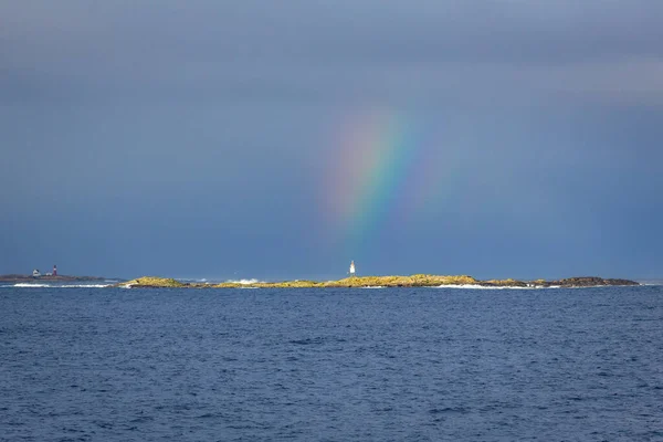 ノルウェー海の灯台Grasoyane Fyr上の虹 — ストック写真
