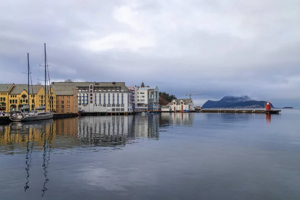 Kolorowe Stare Domy Stylu Art Nouveau Alesund Nad Morzem Norweskim — Zdjęcie stockowe