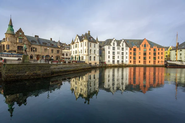 Färgglada Gamla Hus Jugendstil Alesund Vid Norska Havet — Stockfoto