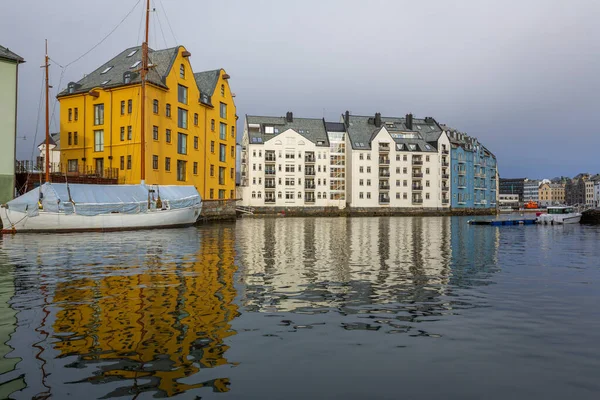 Vecchie Case Colorate Stile Liberty Alesund Sul Mare Norvegese — Foto Stock
