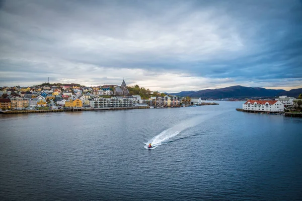 Norveç 'in Atlatnic kıyı şeridinde Kristiansund şehri