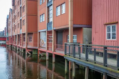Trondheim 'daki Trondheim fiyortlarındaki Nidelva nehrinin renkli evleri