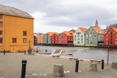 Trondheim 'daki Trondheim fiyortlarındaki Nidelva nehrinin renkli evleri