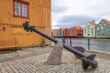 Trondheim 'daki Nidelva Nehri' nde demir atmış.