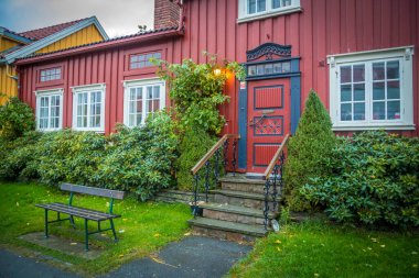 Trondheim 'daki Trondheim fiyortlarındaki Nidelva nehrinin renkli evleri