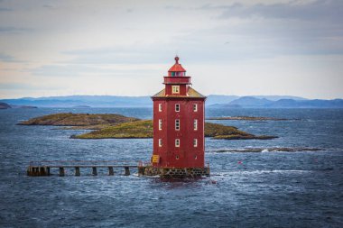 Norveç Denizi 'ndeki güzel kırmızı sekizgen deniz feneri Kjeungskjaeret Fyr