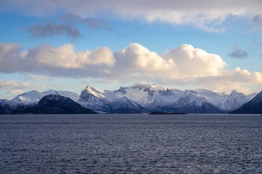 Oernes yakınlarındaki Norveç Denizi 'nde kıyı şeridi boyunca karlı dağlar
