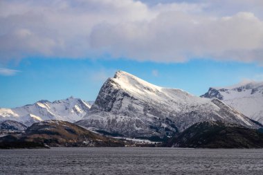 Oernes yakınlarındaki Norveç Denizi 'nde kıyı şeridi boyunca karlı dağlar