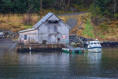 Norveç kıyısındaki Oernes köyündeki eski kayıkhane.