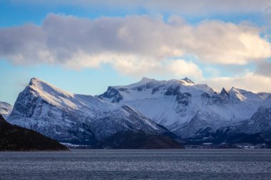 Oernes yakınlarındaki Norveç Denizi 'nde kıyı şeridi boyunca karlı dağlar