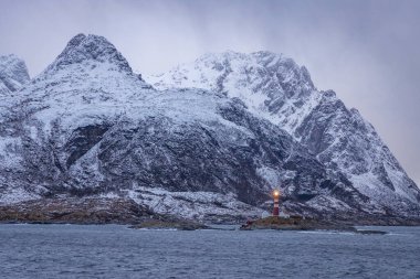 Norveç 'in Nordland ilçesindeki Bodo Belediyesindeki Landegode Adası' ndaki deniz feneri.