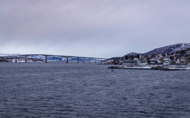 Kuzey Norveç 'te Silsand' den Finnsnes 'e köprü