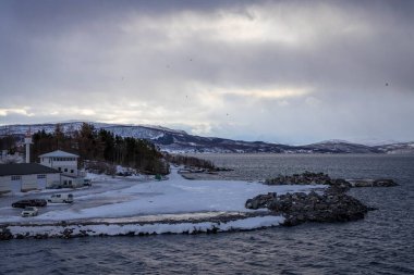 Kuzey Norveç 'te Finnsnes kıyısındaki evler