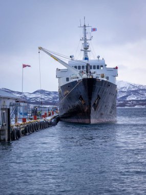 Kuzey Norveç 'teki Finnsnes iskelesindeki eski gemi.