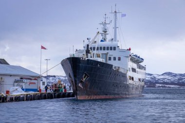 Kuzey Norveç 'teki Finnsnes iskelesindeki eski gemi.