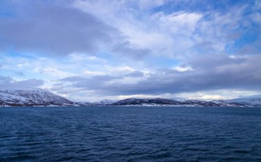 Kuzey Norveç 'te Finnsnes ve Tromso arasındaki Gibostad boyunca manzara 