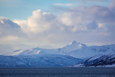 Kuzey Norveç 'te Finnsnes ve Tromso arasındaki Gibostad boyunca manzara 