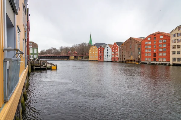 Färgglada Hus Vid Floden Nidelva Trondheim Vid Trondheimsfjorden — Stockfoto