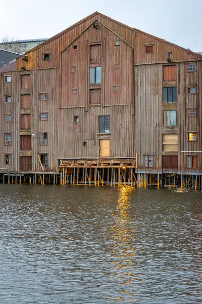 Trondheim Daki Trondheim Fiyortlarındaki Nidelva Nehrinin Renkli Evleri — Stok fotoğraf