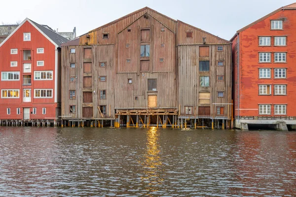 Πολύχρωμα Σπίτια Στον Ποταμό Nidelva Στο Trondheim Στο Φιόρδ Trondheim — Φωτογραφία Αρχείου