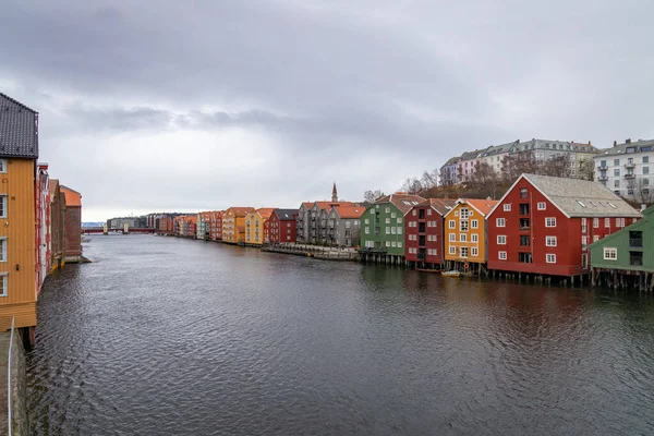 Trondheim Daki Trondheim Fiyortlarındaki Nidelva Nehrinin Renkli Evleri — Stok fotoğraf