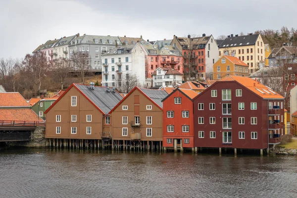 Trondheim Daki Trondheim Fiyortlarındaki Nidelva Nehrinin Renkli Evleri — Stok fotoğraf