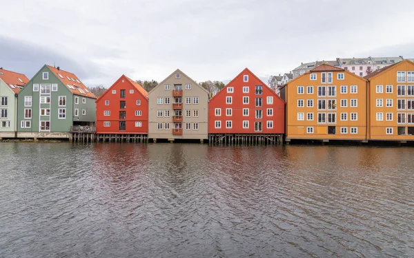 Trondheim Daki Trondheim Fiyortlarındaki Nidelva Nehrinin Renkli Evleri — Stok fotoğraf