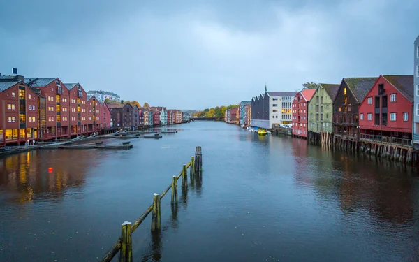 Trondheim Daki Trondheim Fiyortlarındaki Nidelva Nehrinin Renkli Evleri — Stok fotoğraf