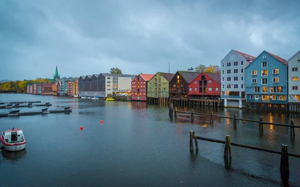 Trondheim Daki Trondheim Fiyortlarındaki Nidelva Nehrinin Renkli Evleri — Stok fotoğraf