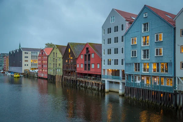 Trondheim Daki Trondheim Fiyortlarındaki Nidelva Nehrinin Renkli Evleri — Stok fotoğraf