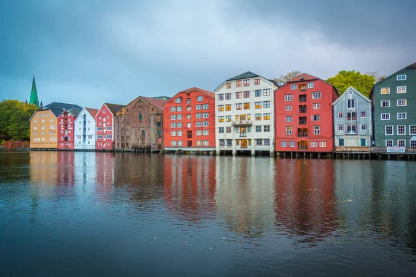 Trondheim Daki Trondheim Fiyortlarındaki Nidelva Nehrinin Renkli Evleri — Stok fotoğraf