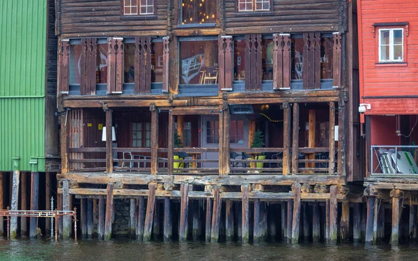 特隆赫姆Nidelva河木材桩上的木制房屋 — 图库照片