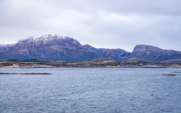 ノルウェーのネズナ近くの山と風景 — ストック写真