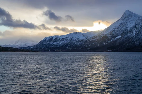 Montagne Innevate Lungo Costa Del Mare Norvegese Vicino Oernes — Foto Stock