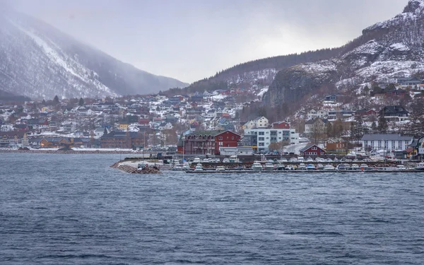 Μικρό Χωριό Κοντά Στην Oernes Στην Ακτογραμμή Της Νορβηγικής Θάλασσας — Φωτογραφία Αρχείου