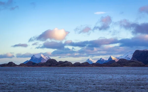 Montanhas Com Neve Longo Costa Mar Norueguês Perto Oernes — Fotografia de Stock