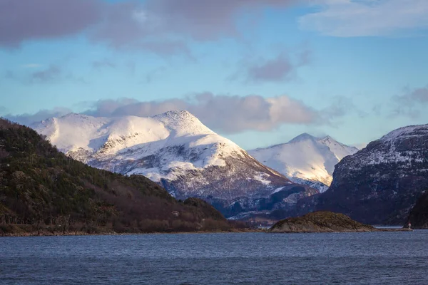 Góry Śniegiem Wzdłuż Wybrzeża Morza Norweskiego Pobliżu Oernes — Zdjęcie stockowe