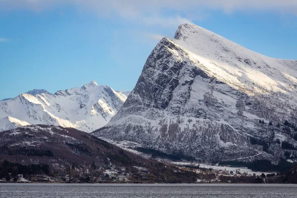 Montañas Con Nieve Largo Costa Mar Noruega Cerca Oernes —  Fotos de Stock